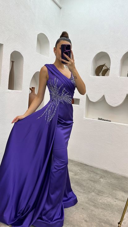 فستان سهرة ساتان بتصميم مطرز بكتف واحد أرجواني