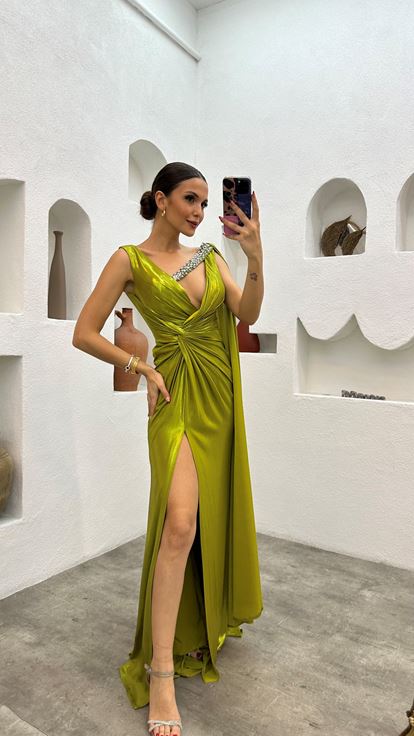 فستان سهرة أصفر مزين بكتفين من الساتان المنسدل