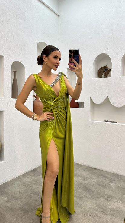 فستان سهرة أصفر مزين بكتفين من الساتان المنسدل