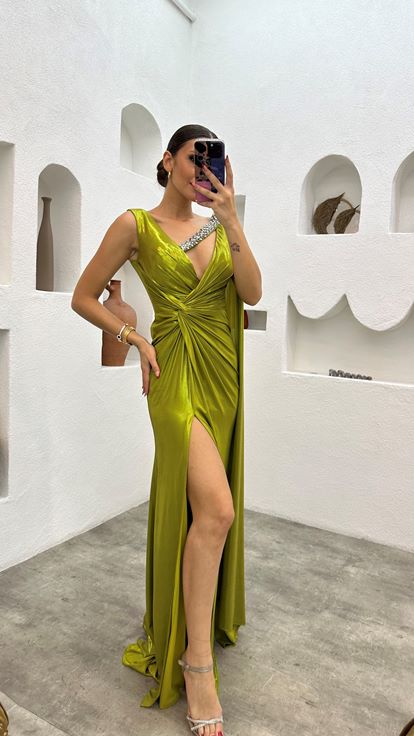 فستان سهرة أصفر مزين بكتفين من الساتان المنسدل