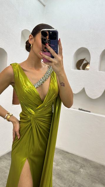 Robe de soirée en satin drapée drapée brodée d'épaule jaune