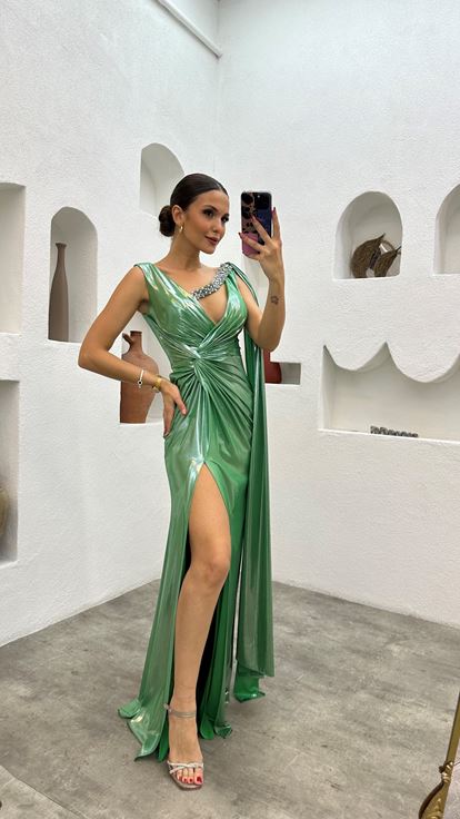 فستان سهرة من الساتان بلون أخضر نعناعي مزين بأحجار على الكتف
