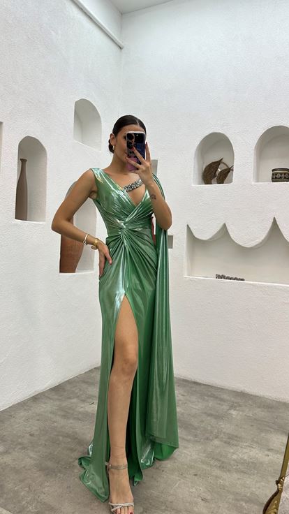 فستان سهرة من الساتان بلون أخضر نعناعي مزين بأحجار على الكتف