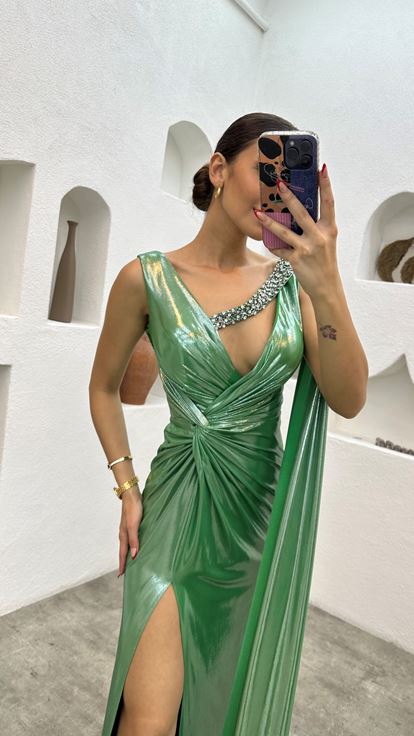 فستان سهرة من الساتان بلون أخضر نعناعي مزين بأحجار على الكتف