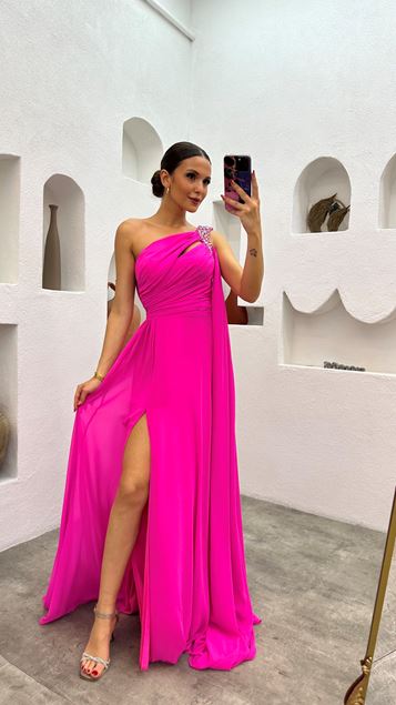 Vestido de noche drapeado bordado de piedra fucsia de un hombro