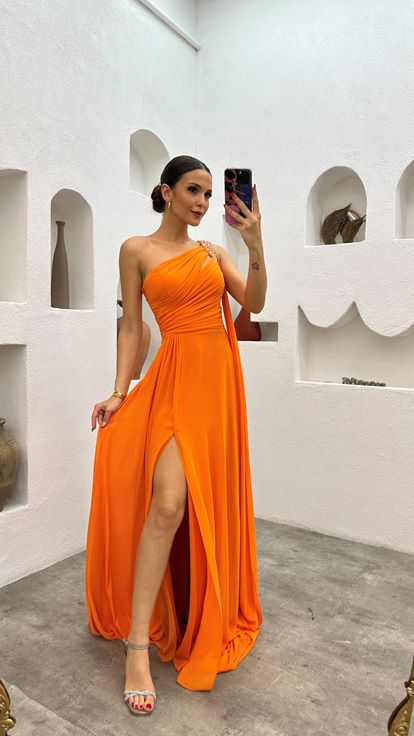 Abito da sera drappeggiato ricamato arancione con una spalla in pietra