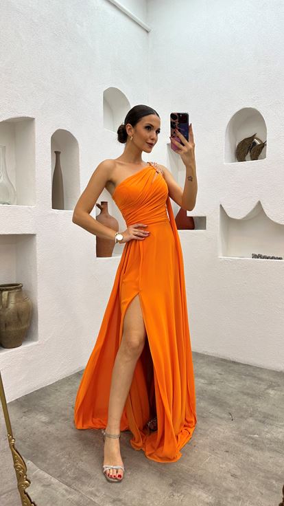 Abito da sera drappeggiato ricamato arancione con una spalla in pietra
