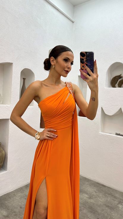 Abito da sera drappeggiato ricamato arancione con una spalla in pietra