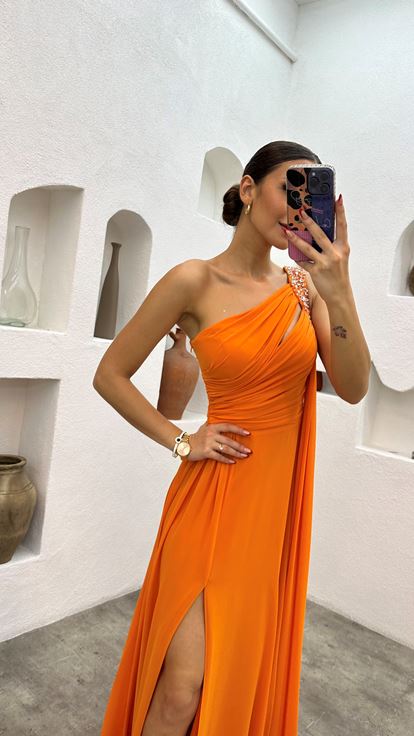 Abito da sera drappeggiato ricamato arancione con una spalla in pietra