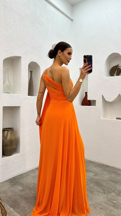 Abito da sera drappeggiato ricamato arancione con una spalla in pietra