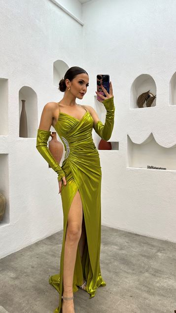 Vestido de noche de satén bordado con correa de cuerda amarilla