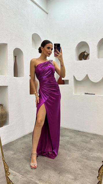 Vestido de noche drapeado bordado de un solo hombro fucsia