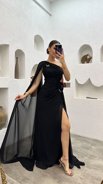 Schwarzes drapiertes One-Shoulder-Abendkleid mit Rosendetail