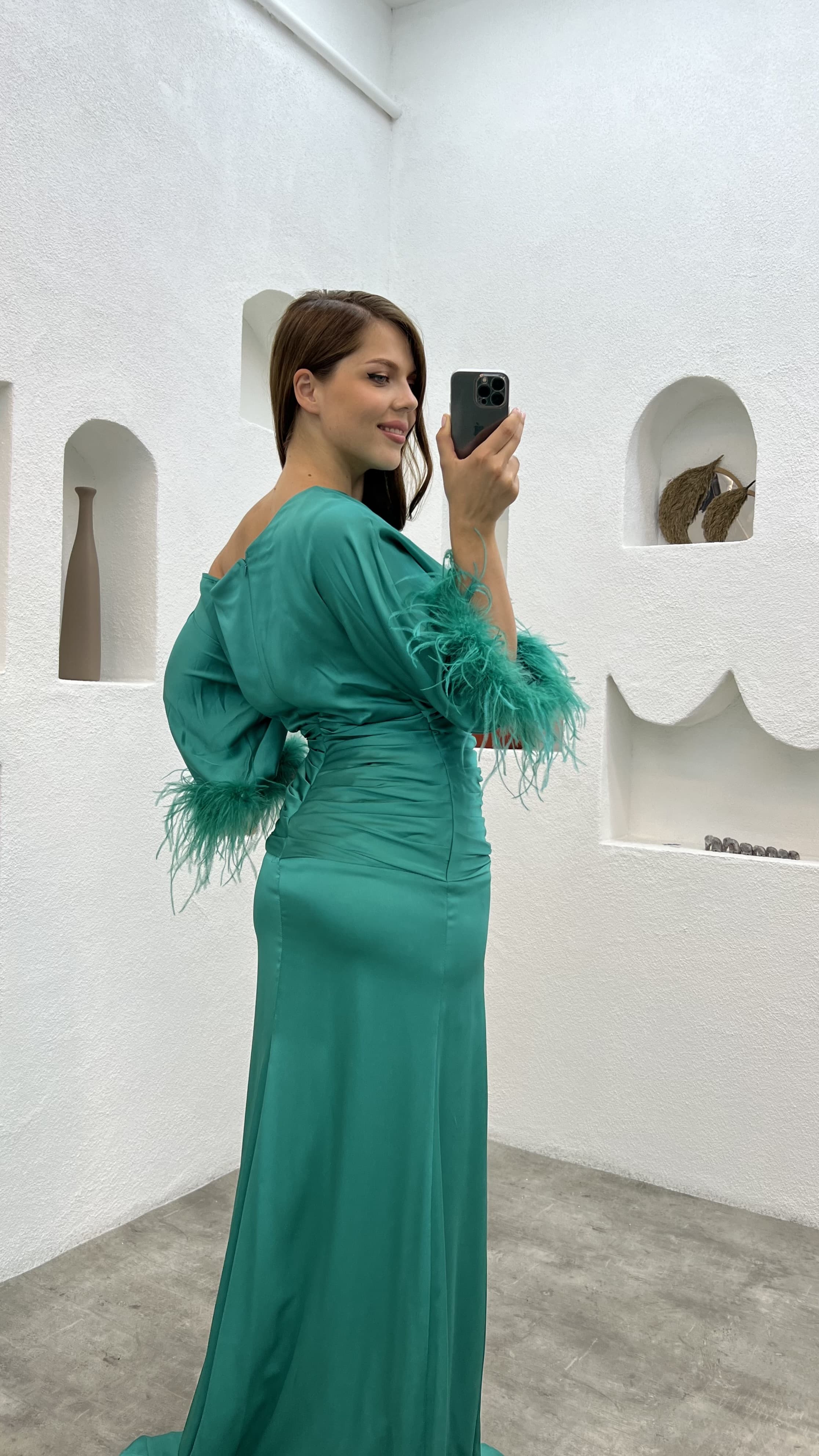 Yeşil Tek Omuz Kolları Tüy Detay Drapeli Saten Büyük Beden Abiye Elbise