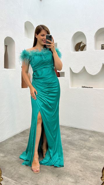 Grünes, mit Federn verziertes, drapiertes Satin-Abendkleid in Übergröße aus Satin