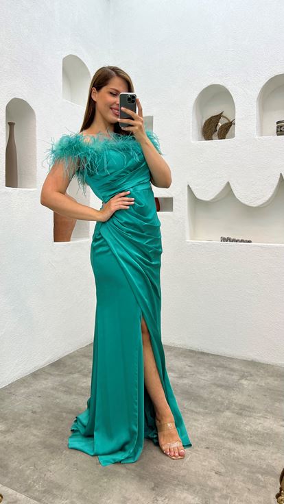 فستان سهرة مقاس كبير من الساتان بتفاصيل ريشة خضراء