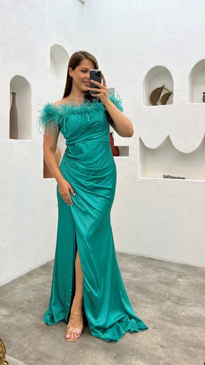 فستان سهرة مقاس كبير من الساتان بتفاصيل ريشة خضراء