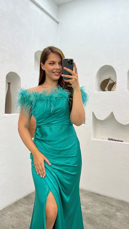 فستان سهرة مقاس كبير من الساتان بتفاصيل ريشة خضراء