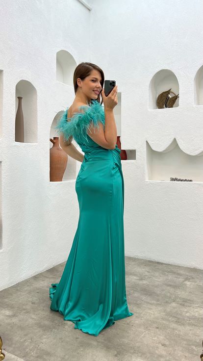فستان سهرة مقاس كبير من الساتان بتفاصيل ريشة خضراء