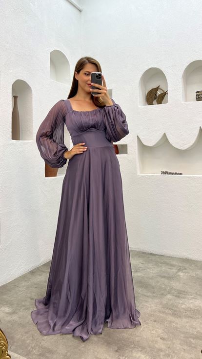 Graues Abendkleid aus Satin mit Ballonärmeln und Falten in Übergröße