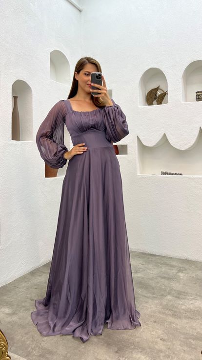 Graues Abendkleid aus Satin mit Ballonärmeln und Falten in Übergröße