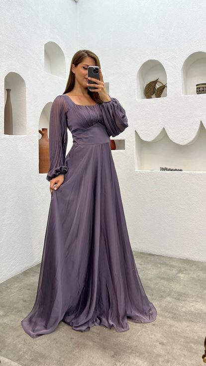 Graues Abendkleid aus Satin mit Ballonärmeln und Falten in Übergröße