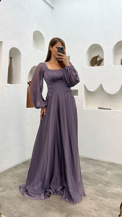 Graues Abendkleid aus Satin mit Ballonärmeln und Falten in Übergröße