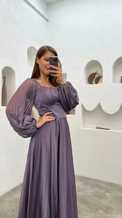 Graues Abendkleid aus Satin mit Ballonärmeln und Falten in Übergröße