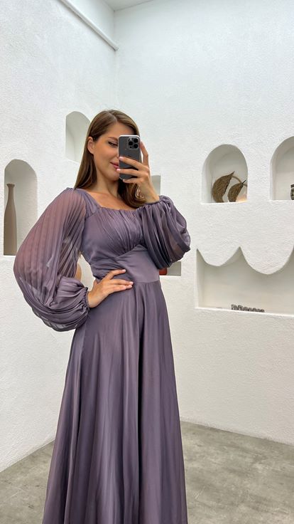 Graues Abendkleid aus Satin mit Ballonärmeln und Falten in Übergröße