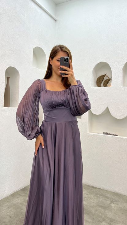 Graues Abendkleid aus Satin mit Ballonärmeln und Falten in Übergröße