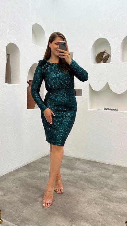 Vestido de lentejuelas florales con hombros verde esmeralda y talla grande