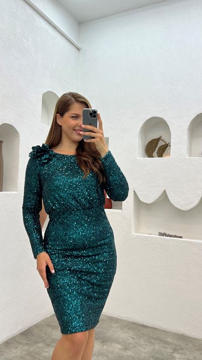 Vestido de lentejuelas florales con hombros verde esmeralda y talla grande