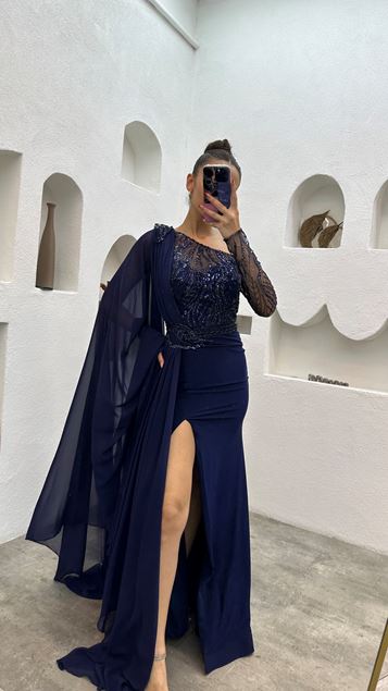 Vestido de noche bordado con detalle de hombros azul marino