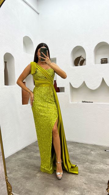Vestido de noche amarillo de lentejuelas con cinturón de un hombro