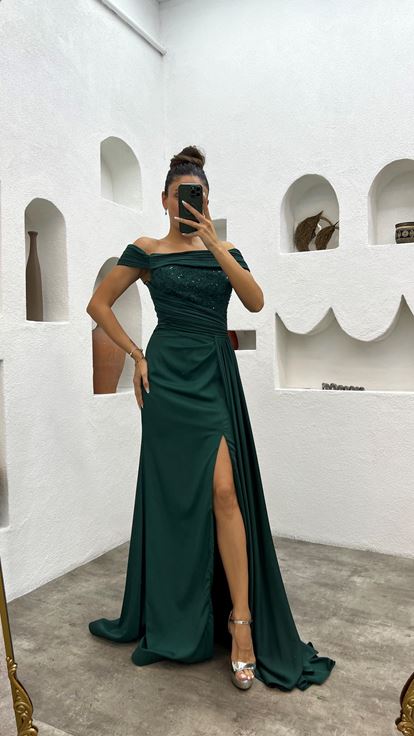 Abito da sera in raso con scollo a barca verde con spacco