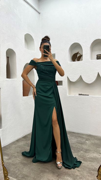 Abito da sera in raso con scollo a barca verde con spacco