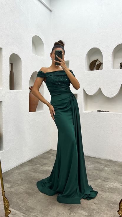 Abito da sera in raso con scollo a barca verde con spacco