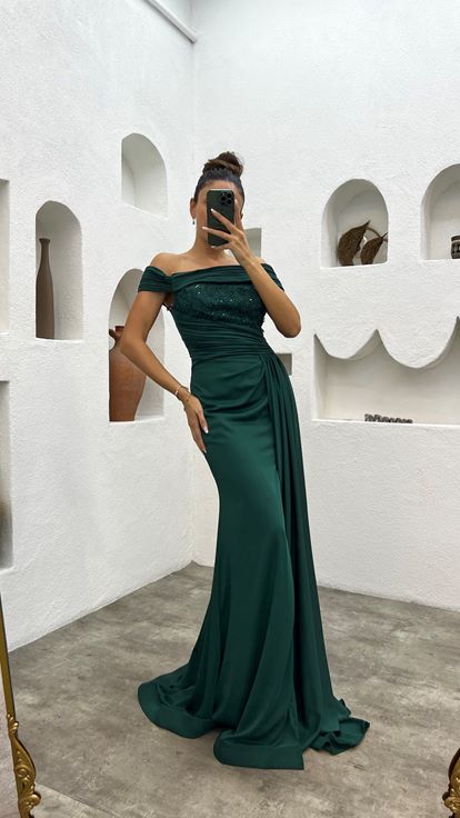 Abito da sera in raso con scollo a barca verde con spacco