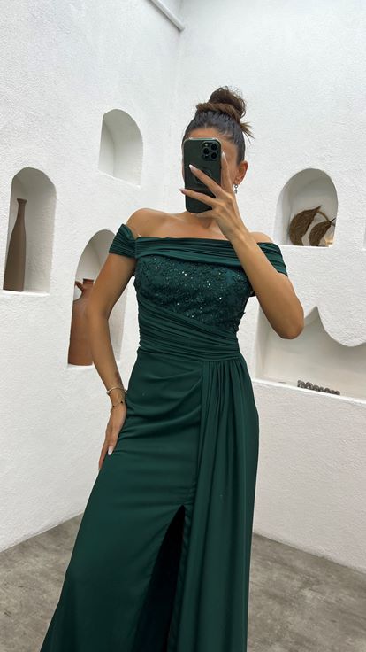 Abito da sera in raso con scollo a barca verde con spacco