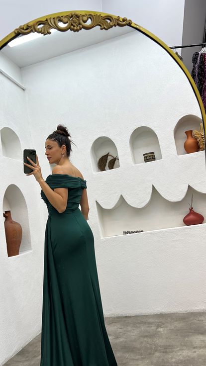 Abito da sera in raso con scollo a barca verde con spacco