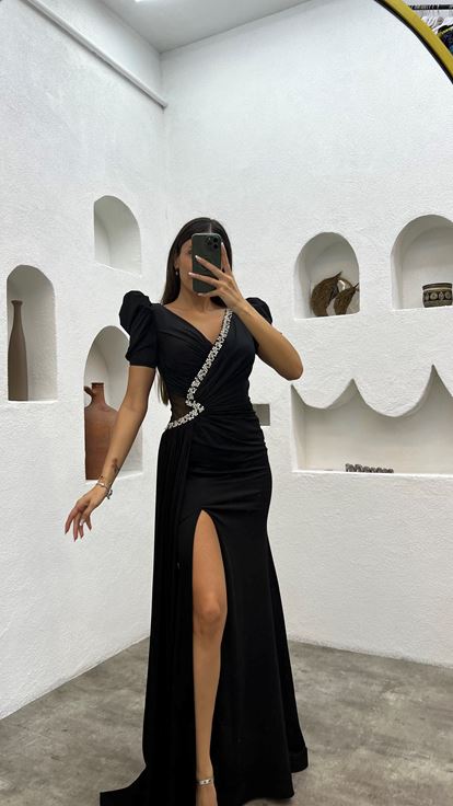 Schwarzes  mit Ballonärmeln und Verzierungen versehenes Abendkleid mit Schlitz