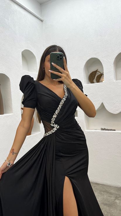 Schwarzes  mit Ballonärmeln und Verzierungen versehenes Abendkleid mit Schlitz