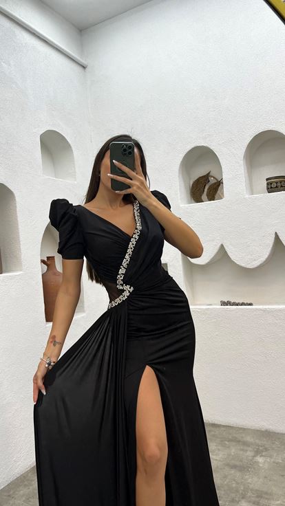 Schwarzes  mit Ballonärmeln und Verzierungen versehenes Abendkleid mit Schlitz