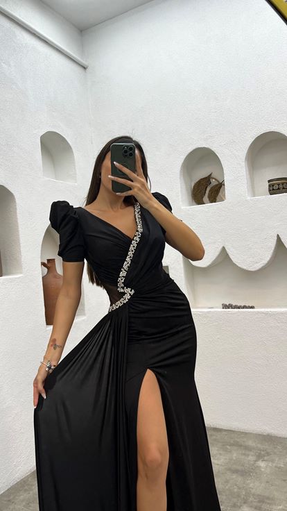 Schwarzes  mit Ballonärmeln und Verzierungen versehenes Abendkleid mit Schlitz