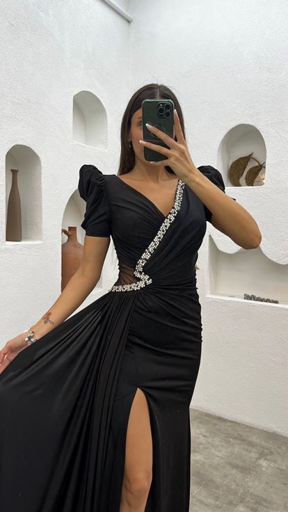 Schwarzes  mit Ballonärmeln und Verzierungen versehenes Abendkleid mit Schlitz