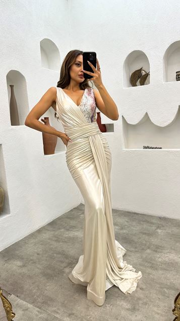 Beyaz Taş İşlemeli Drapeli Yırtmaçlı Abiye Elbise