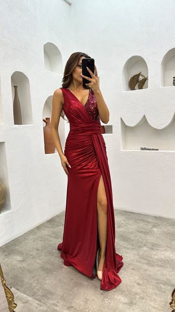 Abendkleid mit bordeauxrotem, steinbesticktem, drapiertem Schlitz