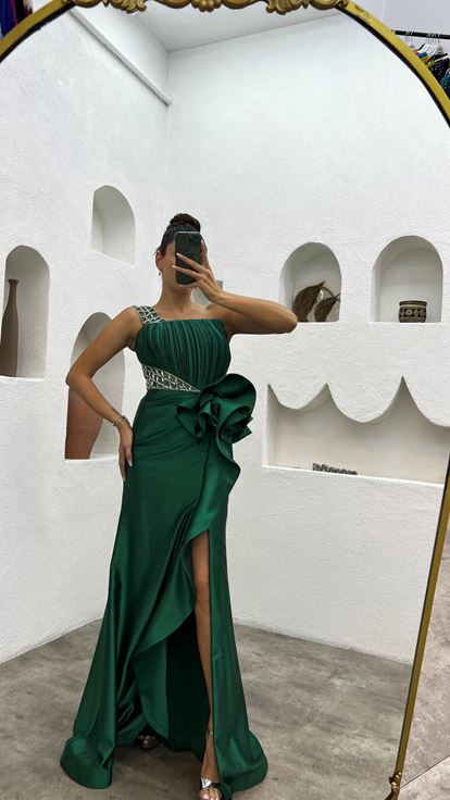 Robe de soirée asymétrique en satin vert émeraude à volants et drapée  à une épaule 
