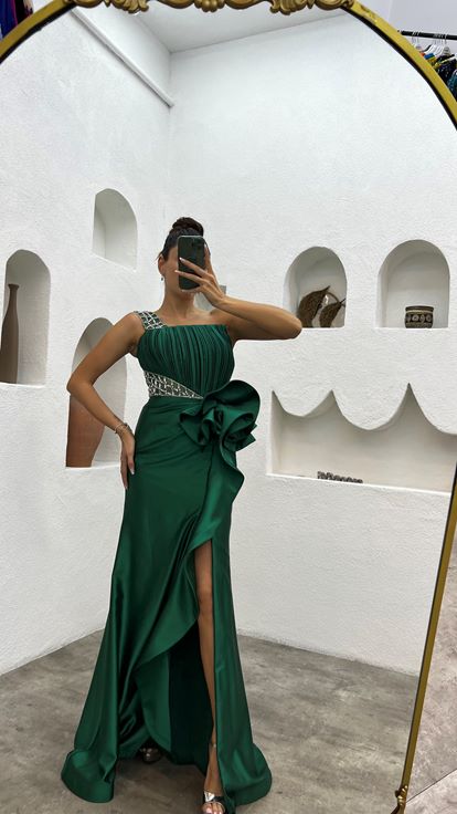 Robe de soirée asymétrique en satin vert émeraude à volants et drapée  à une épaule 