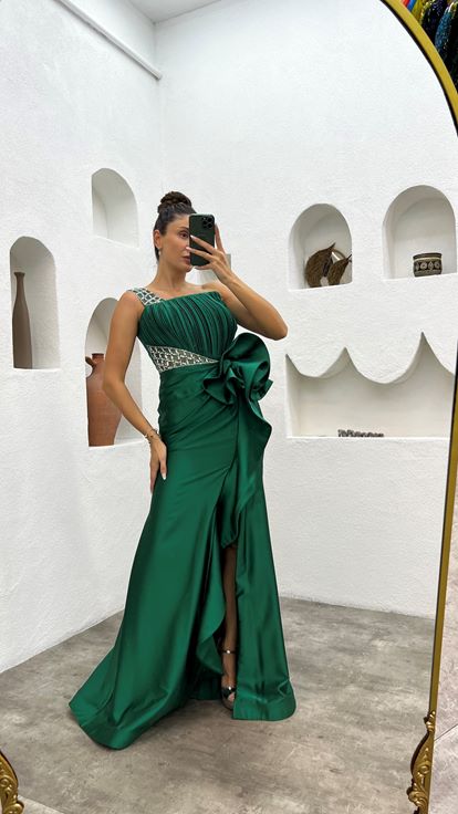 Robe de soirée asymétrique en satin vert émeraude à volants et drapée  à une épaule 
